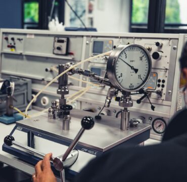 GMS_Instruments_Calibration_WIKA_Pressure_Gauge_operating (1) GMS_Instruments_Calibration_WIKA_Pressure_Gauge_operating (1)